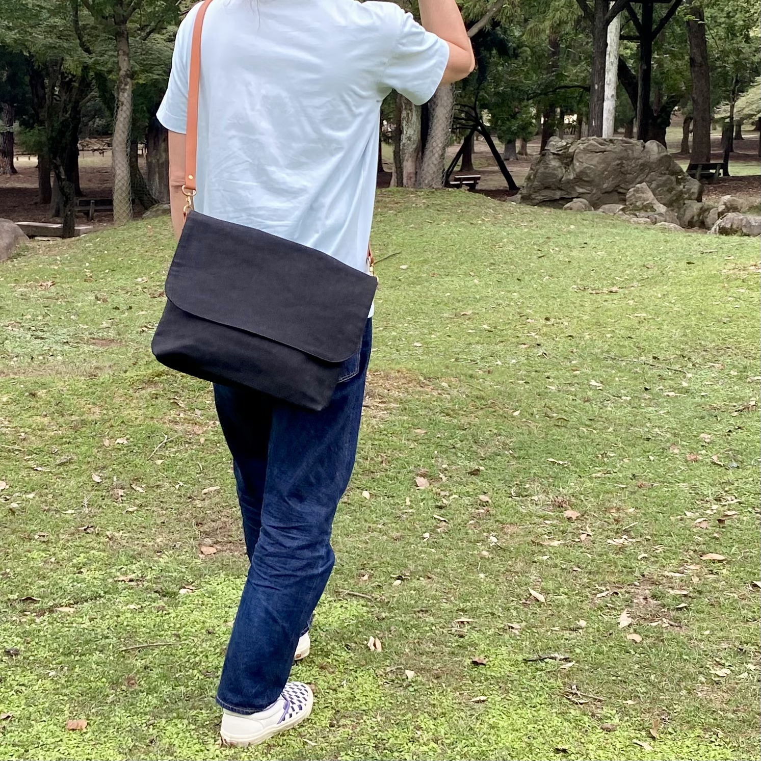 岡山セルビッチ黒デニム×イタリアンレザーメッセンジャーバッグ