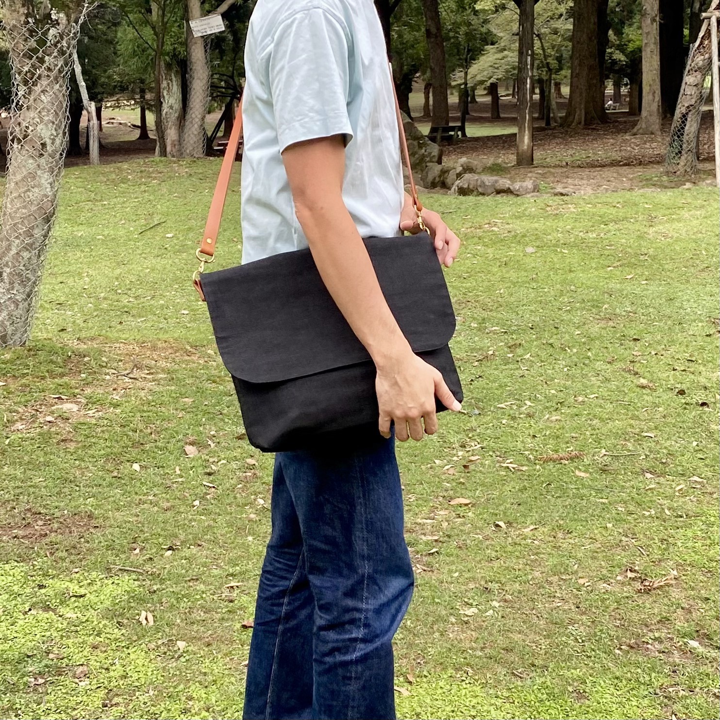 岡山セルビッチ黒デニム×イタリアンレザーメッセンジャーバッグ