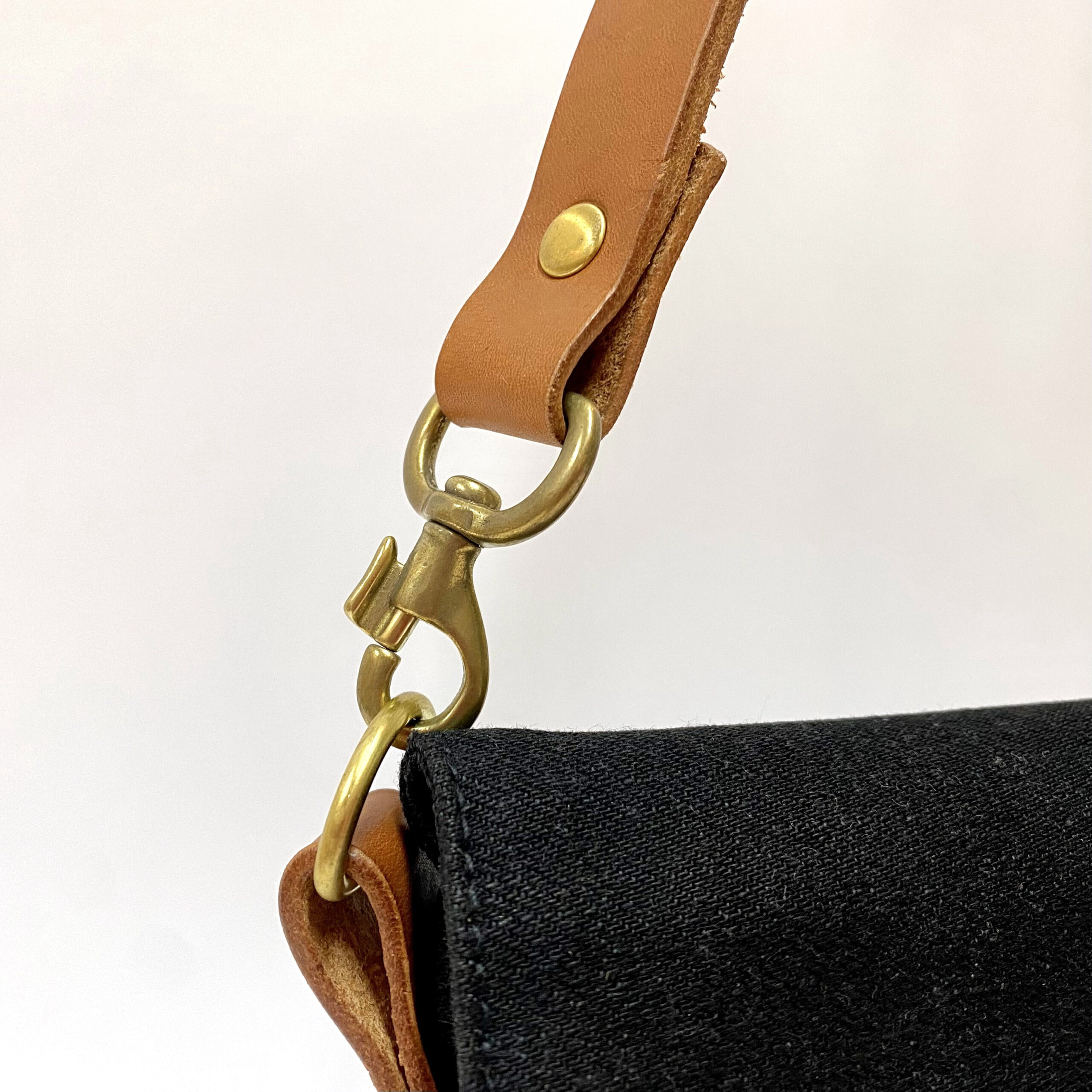 岡山セルビッチ黒デニム×イタリアンレザーメッセンジャーバッグ