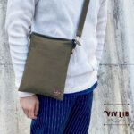 バックサテンのサコッシュ・スマホショルダー