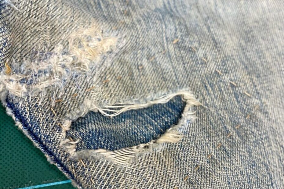 破れを補修したデニムパンツの修理部分
